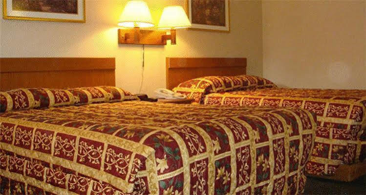 Budget Lodge Newton Falls Room photo